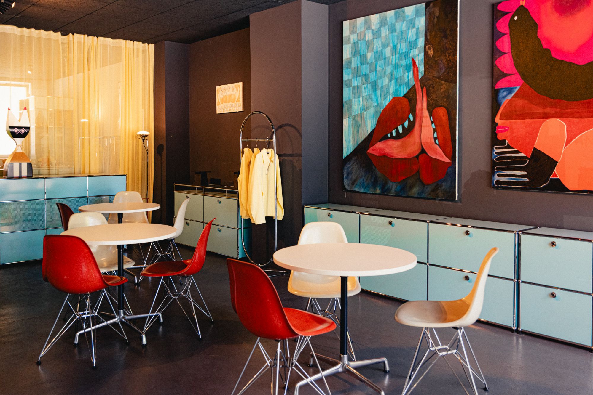 Chroma Innenraum mit Kunst, Eames Stühlen und Deli, Event Location in München Maxvorstadt